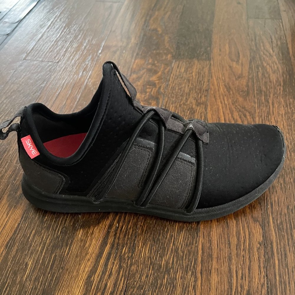 SKYE Footwear the RBUTUS Slip On 4-Way Elastic Sneaker Shoe - Black, Women's 7.5